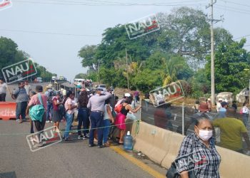 Desde las 10 se mantiene bloqueada la carretera costera.