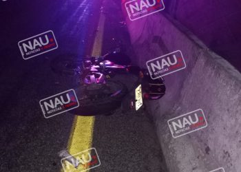 Muere motociclista al chocar contra el muro de contención central de la carretera.