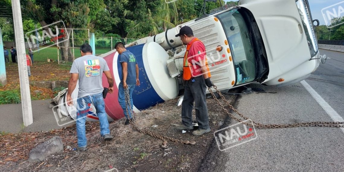 Vuelca camión de Cemex vuelca sobre la carretera Huehuetán – Tapachula.