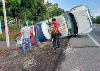 Vuelca camión de Cemex vuelca sobre la carretera Huehuetán – Tapachula.