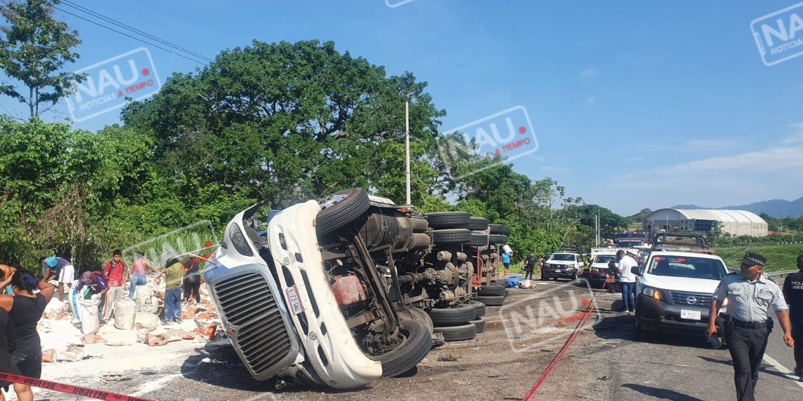 Volcadura de tráiler deja daños por más de 600 mil pesos.