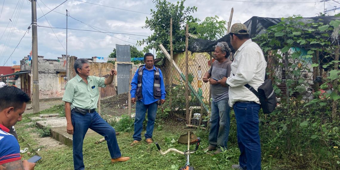 Por instrucciones del Presidente Municipal Julio Enrique Gamboa Altúzar, el director General del Sistema de Agua Potable y Alcantarillado Municipal (SAPAM) Tuxtla Chico, Elvis Becerra López constató esta mañana la zona del derrumbe que ocasionaron las lluvias del fin de semana en el ejido Faja de Oro crucero a ejido Guatimóc municipio de Cacahoatán, situación que ha provocado que el agua no llegue limpia a los hogares.