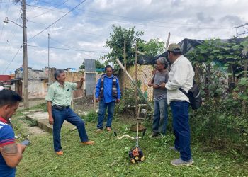 Por instrucciones del Presidente Municipal Julio Enrique Gamboa Altúzar, el director General del Sistema de Agua Potable y Alcantarillado Municipal (SAPAM) Tuxtla Chico, Elvis Becerra López constató esta mañana la zona del derrumbe que ocasionaron las lluvias del fin de semana en el ejido Faja de Oro crucero a ejido Guatimóc municipio de Cacahoatán, situación que ha provocado que el agua no llegue limpia a los hogares.