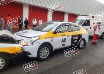 Duelo de taxis al colisionar de frente.