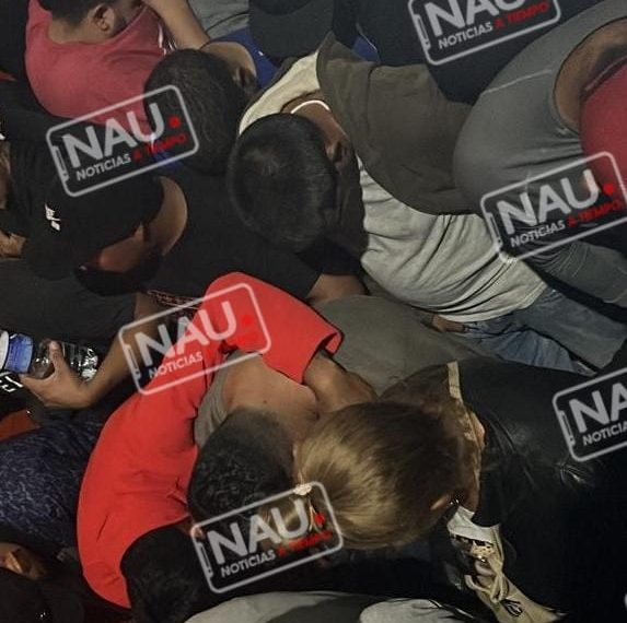 Más de medio centenar de migrantes viajaban escondidos en un camión.