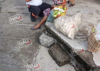 Con golpes en el cuerpo resultó una señora, luego de que un taxi embistió la moto en donde viajaba.