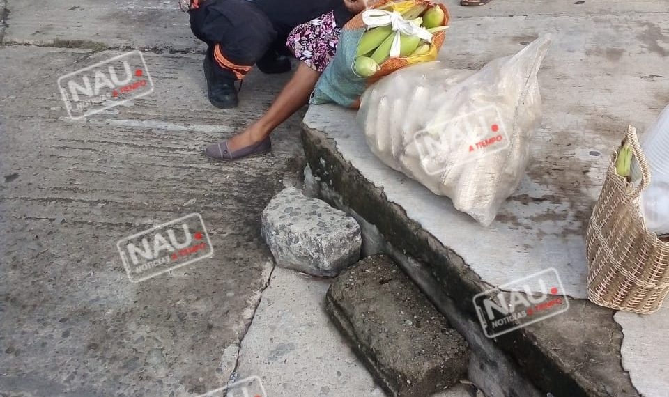 Con golpes en el cuerpo resultó una señora, luego de que un taxi embistió la moto en donde viajaba.