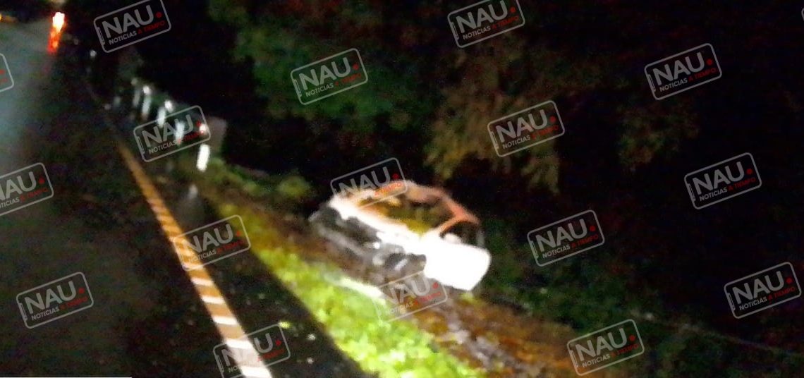 Abandonan automóvil volcado en la carretera Costera