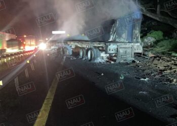 Se incendian dos tráiler al chocar por alcance en la costera