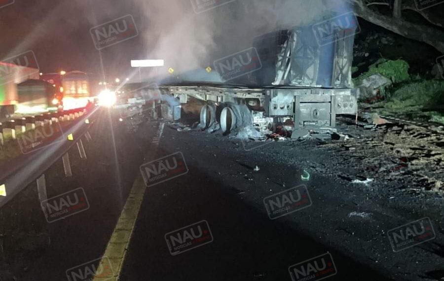 Se incendian dos tráiler al chocar por alcance en la costera