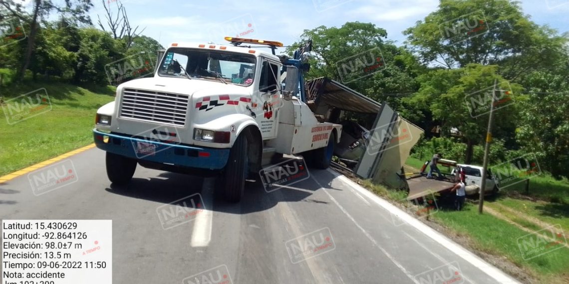 Se destraba un vehículo que jalaba una madrina de carros