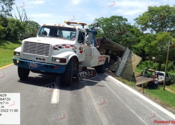 Se destraba un vehículo que jalaba una madrina de carros