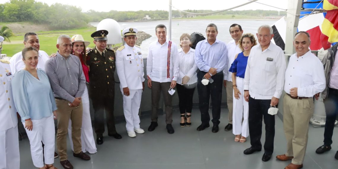 En Puerto Chiapas, Rutilio Escandón y comandante José Manuel Guido conmemoran Día de la Marina Nacional