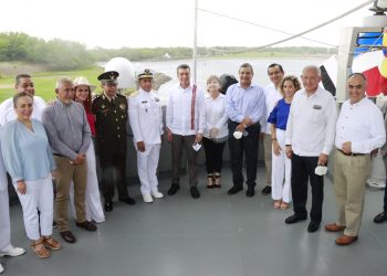 En Puerto Chiapas, Rutilio Escandón y comandante José Manuel Guido conmemoran Día de la Marina Nacional