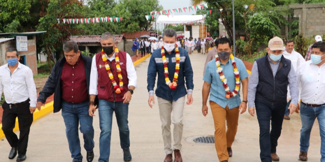 En Tuzantán, Rutilio Escandón entrega obras de infraestructura vial y educativa