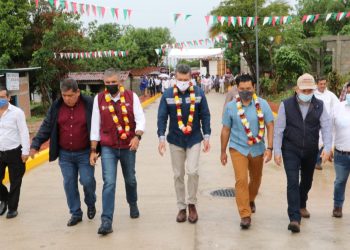 En Tuzantán, Rutilio Escandón entrega obras de infraestructura vial y educativa