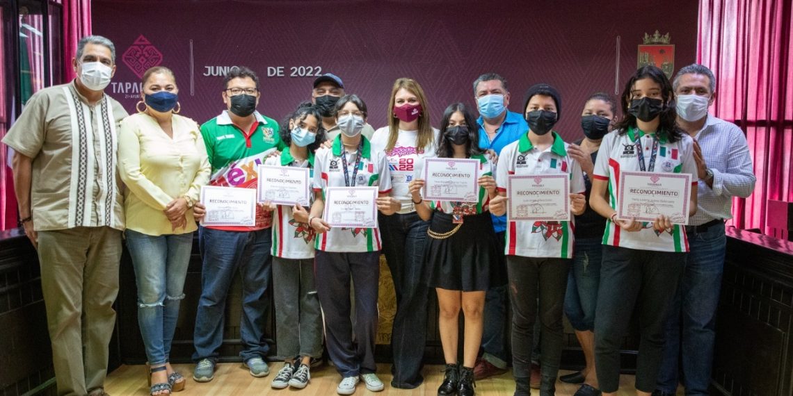 ROSY URBINA ENTREGA RECONOCIMIENTOS A EQUIPO DE ROBÓTICA DE TAPACHULA