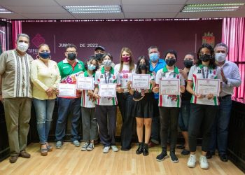 ROSY URBINA ENTREGA RECONOCIMIENTOS A EQUIPO DE ROBÓTICA DE TAPACHULA