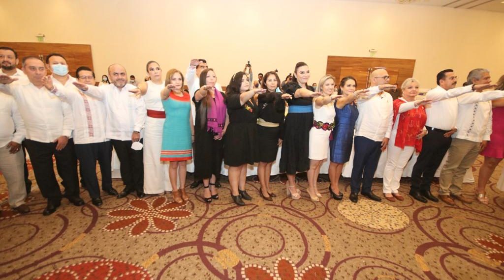 Asiste Rutilio Escandón a toma de protesta del Consejo y Comité de la Canaco Servytur de Tuxtla