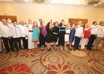 Asiste Rutilio Escandón a toma de protesta del Consejo y Comité de la Canaco Servytur de Tuxtla