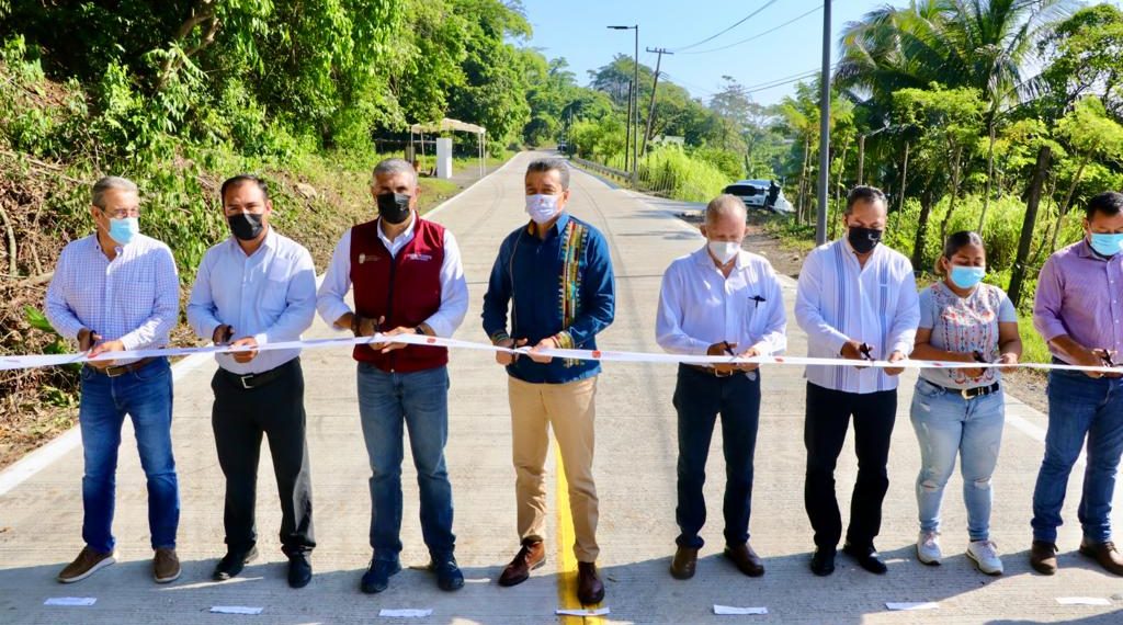 Inaugura Rutilio Escandón pavimentación de calles estratégicas en Ixtacomitán y Pichucalco