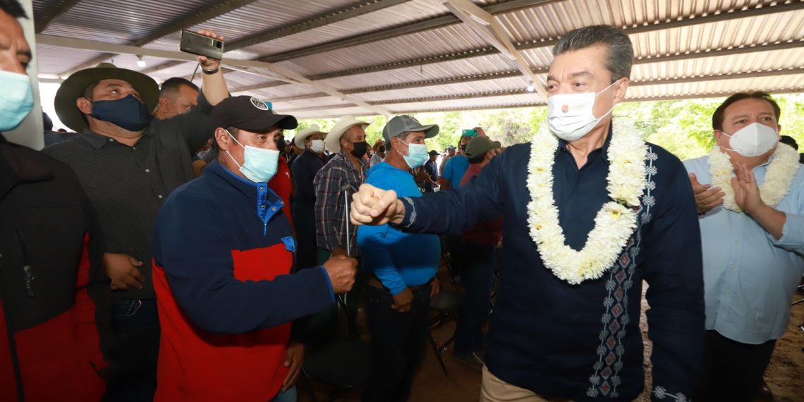 Beneficia Rutilio Escandón a campesinos de Villaflores con árboles frutales y fertilizante
