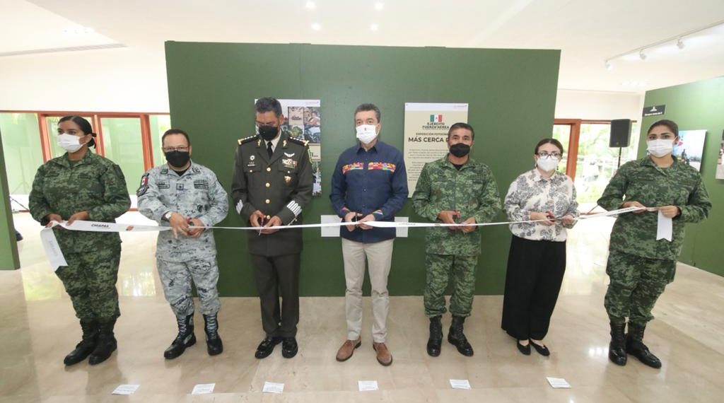 Rutilio Escandón y C. Gral. de División D.E.M. Armando Montaño Ponce Cmte. de la VII Rgn. Mil., inauguran Exposición Fotográfica “Más cerca de ti”