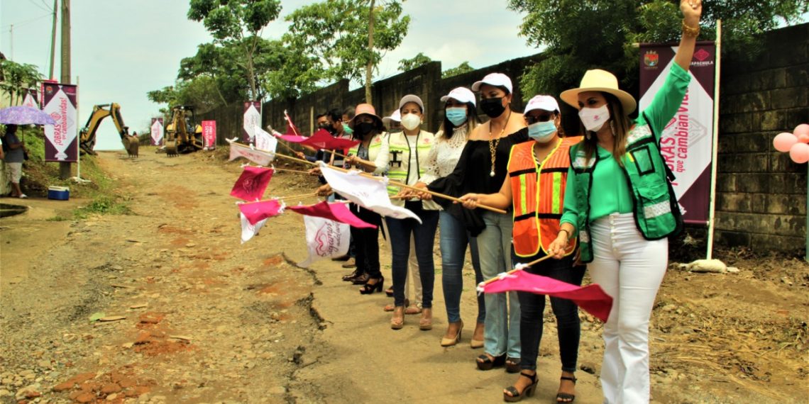 ROSY URBINA DA BANDERAZOS DE NUEVAS OBRAS EN LA COLONIA LUIS DONALDO COLOSIO Y EJIDO 20 DE NOVIEMBRE