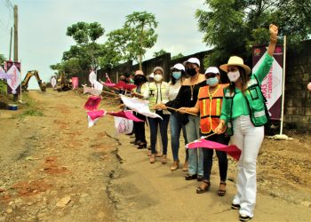 ROSY URBINA DA BANDERAZOS DE NUEVAS OBRAS EN LA COLONIA LUIS DONALDO COLOSIO Y EJIDO 20 DE NOVIEMBRE