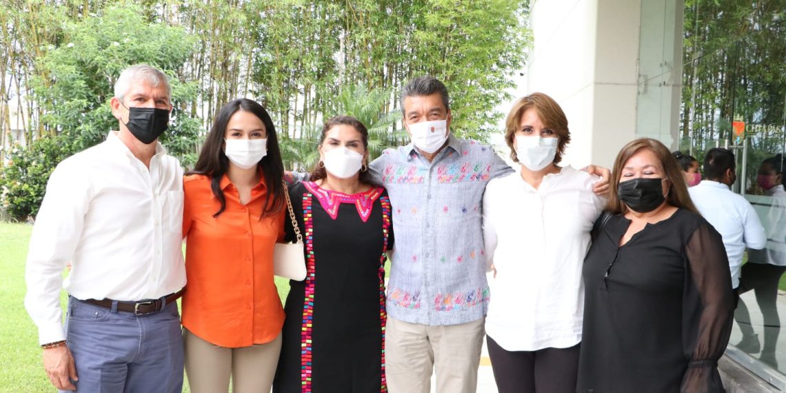 Asiste Rutilio Escandón a toma de protesta del Consejo Directivo de la AMMJE Tuxtla Gutiérrez