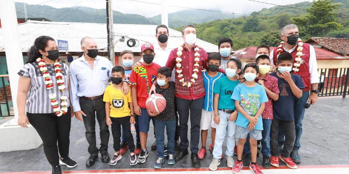 En Ixhuatán, Rutilio Escandón entrega reconstrucción del Parque Central e inaugura Terminal de Corto Recorrido