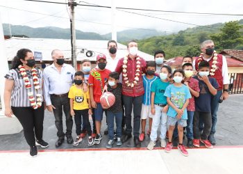 En Ixhuatán, Rutilio Escandón entrega reconstrucción del Parque Central e inaugura Terminal de Corto Recorrido