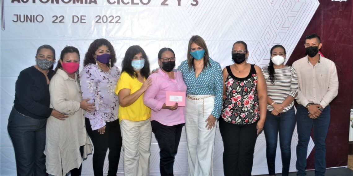ENTREGAN APOYOS DEL PROGRAMA “SEMILLAS DE AUTONOMÍA” A MUJERES DE TAPACHULA