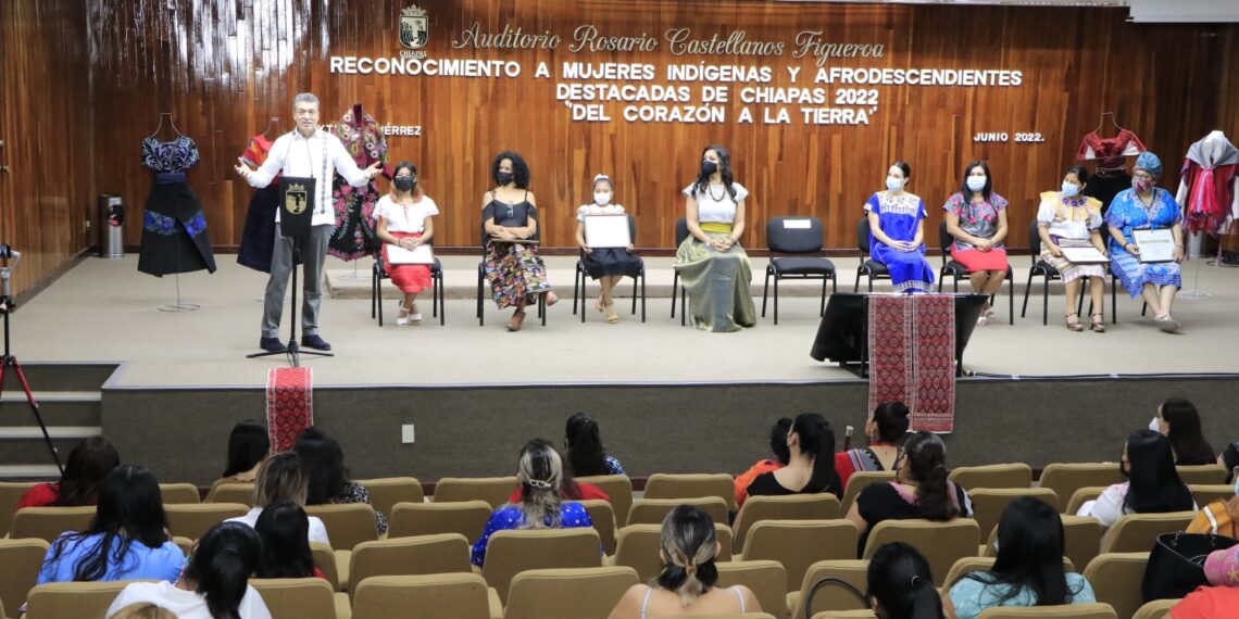 Entrega Rutilio Escandón reconocimiento a mujeres indígenas y afrodescendientes “Del Corazón a la Tierra”
