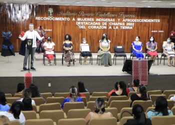 Entrega Rutilio Escandón reconocimiento a mujeres indígenas y afrodescendientes “Del Corazón a la Tierra”
