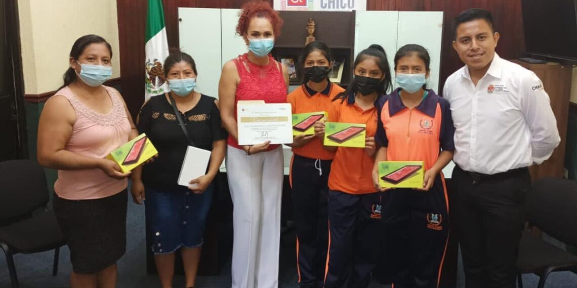 Julio Gamboa entrega tablets a escuelas dentro del programa “Escuela con Valores”