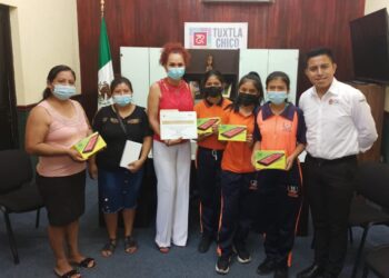 Julio Gamboa entrega tablets a escuelas dentro del programa “Escuela con Valores”