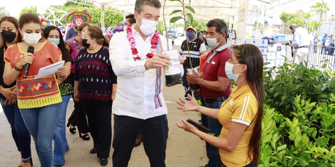 Rutilio Escandón beneficia a productores de Ocozocoautla con entrega de apoyos agropecuarios