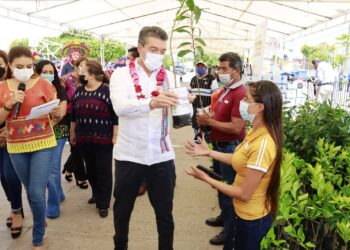 Rutilio Escandón beneficia a productores de Ocozocoautla con entrega de apoyos agropecuarios