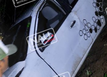 Mueren dos personas al volcar un vehículo a un barro de 100 metros.