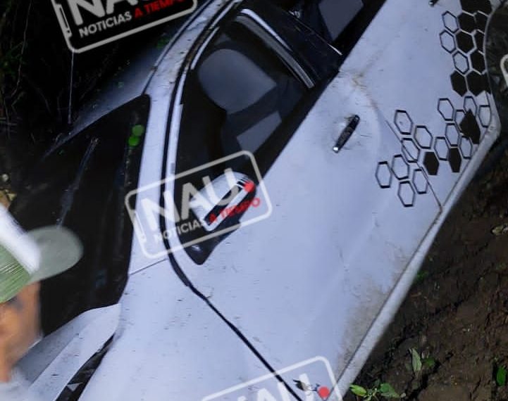 Mueren dos personas al volcar un vehículo a un barro de 100 metros.