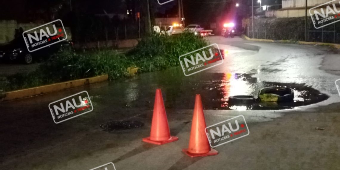 Caen dos vehículos a una alcantarilla.