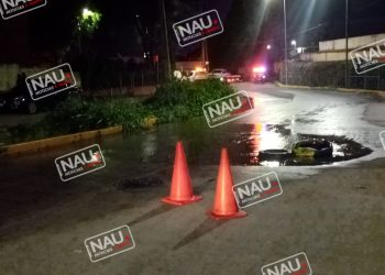 Caen dos vehículos a una alcantarilla.