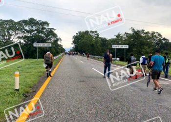 Luis Villagran obliga a migrantes a caminar en la caravana.