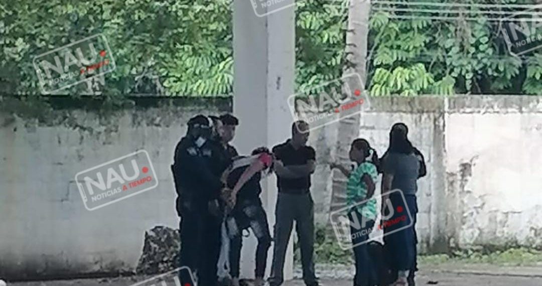 Detienen a joven colombiano dentro de una escuela preparatoria.