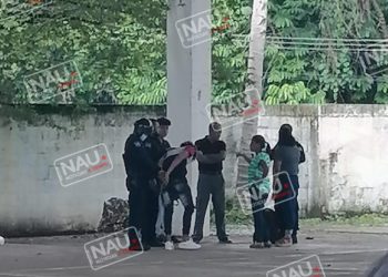 Detienen a joven colombiano dentro de una escuela preparatoria.