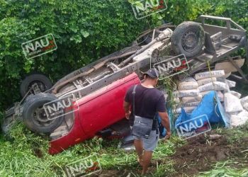 Terminó volcado vehiculo repartidor de materiales para la construcción.