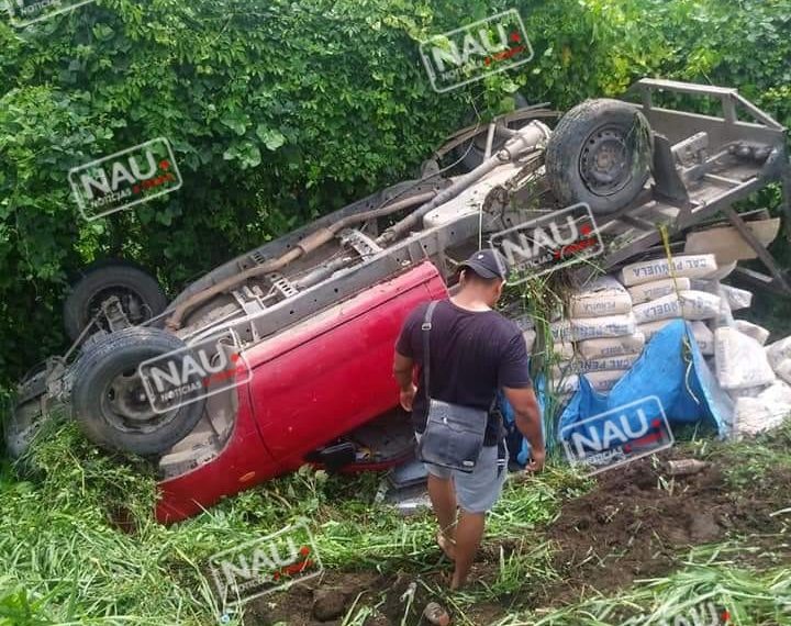 Terminó volcado vehiculo repartidor de materiales para la construcción.
