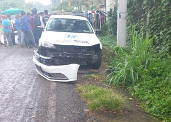 Vuelcan una patrulla tras acusarlos de muerte de un motociclista.