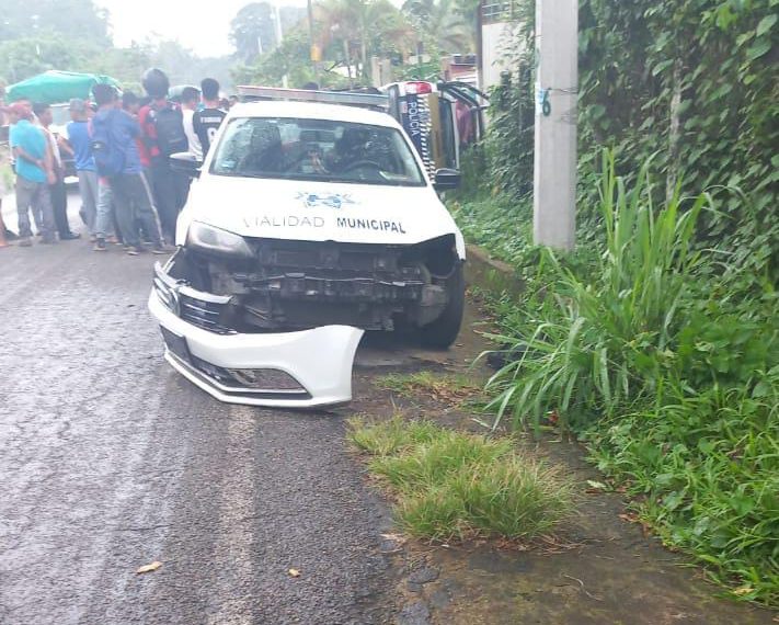Vuelcan una patrulla tras acusarlos de muerte de un motociclista.